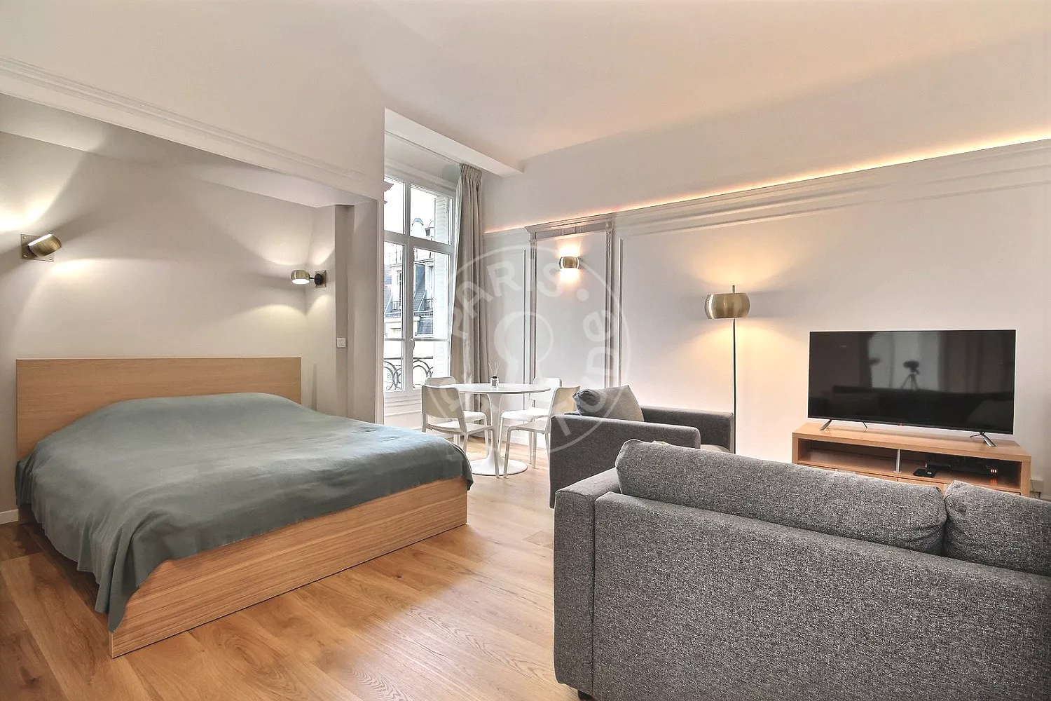 Flat Avenue des Champs-Élysées in Paris
