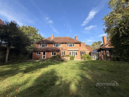 House Thicket Grove in Pinkneys Green