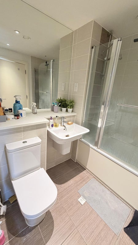 Room New Village Avenue in Greater London