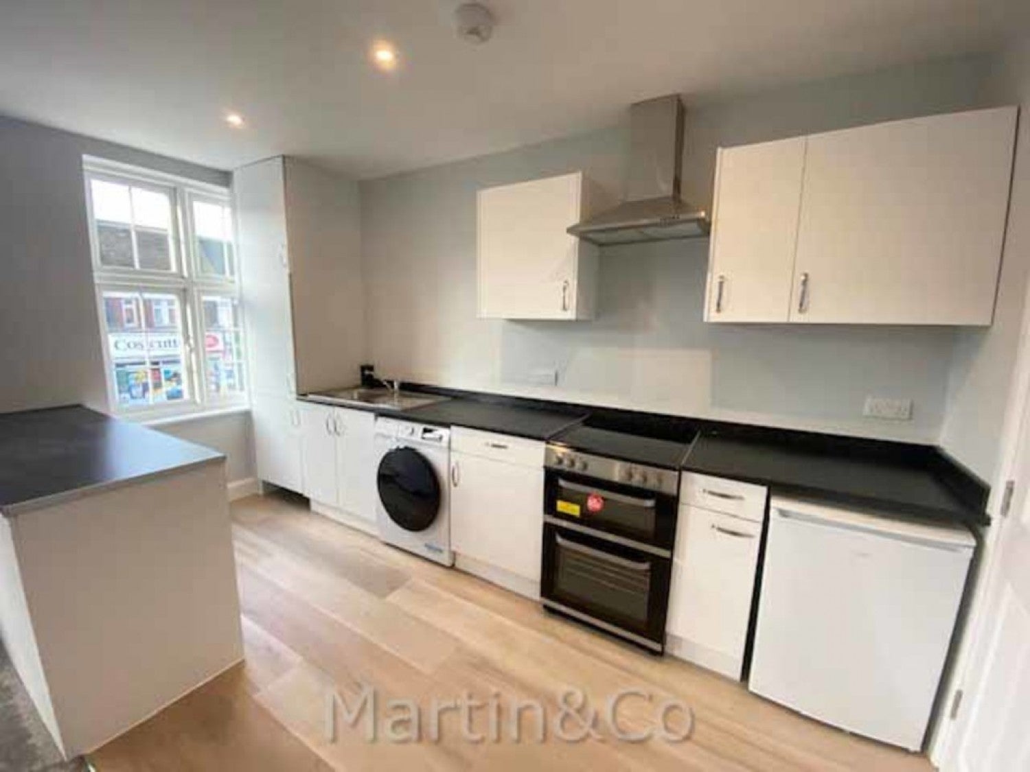 Flat Rosehill Avenue in Greater London