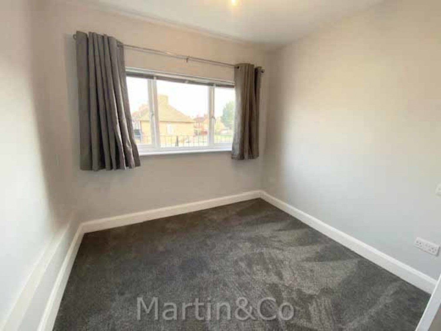 Flat Rosehill Avenue in Greater London