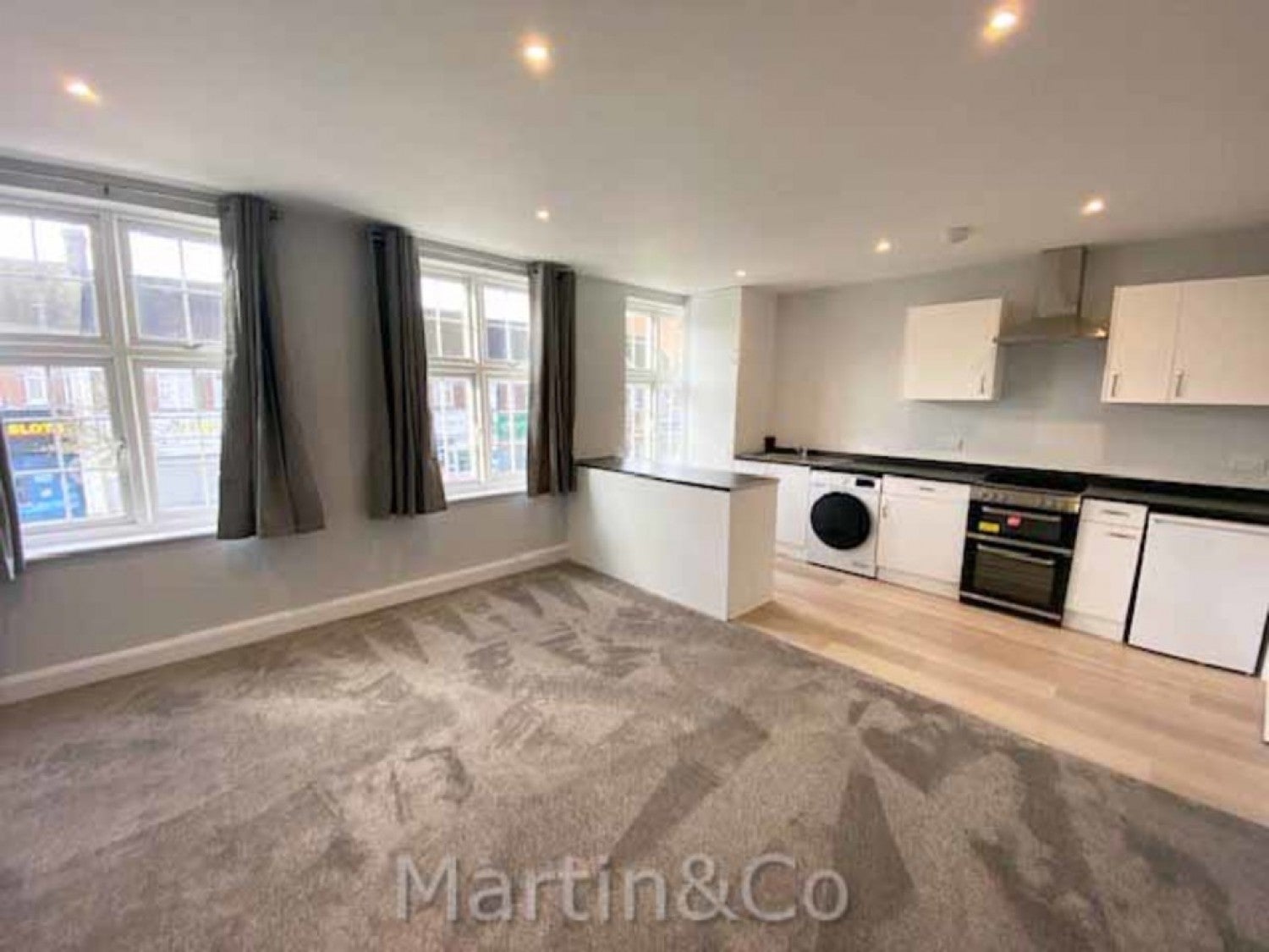 Flat Rosehill Avenue in Greater London