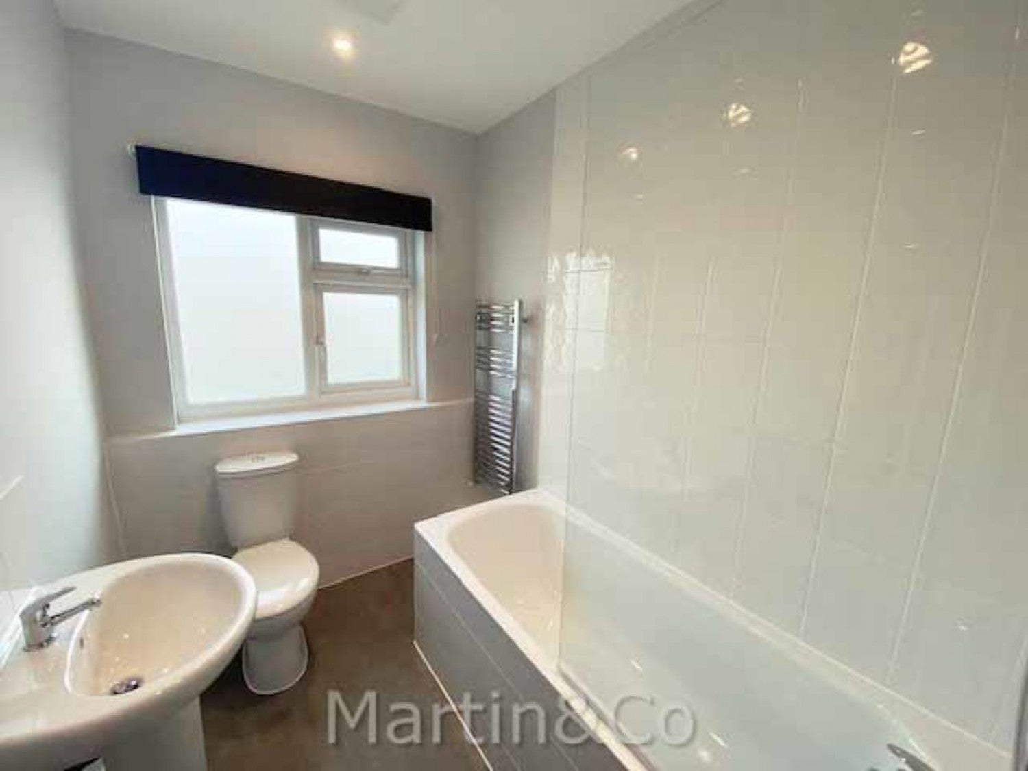 Flat Rosehill Avenue in Greater London