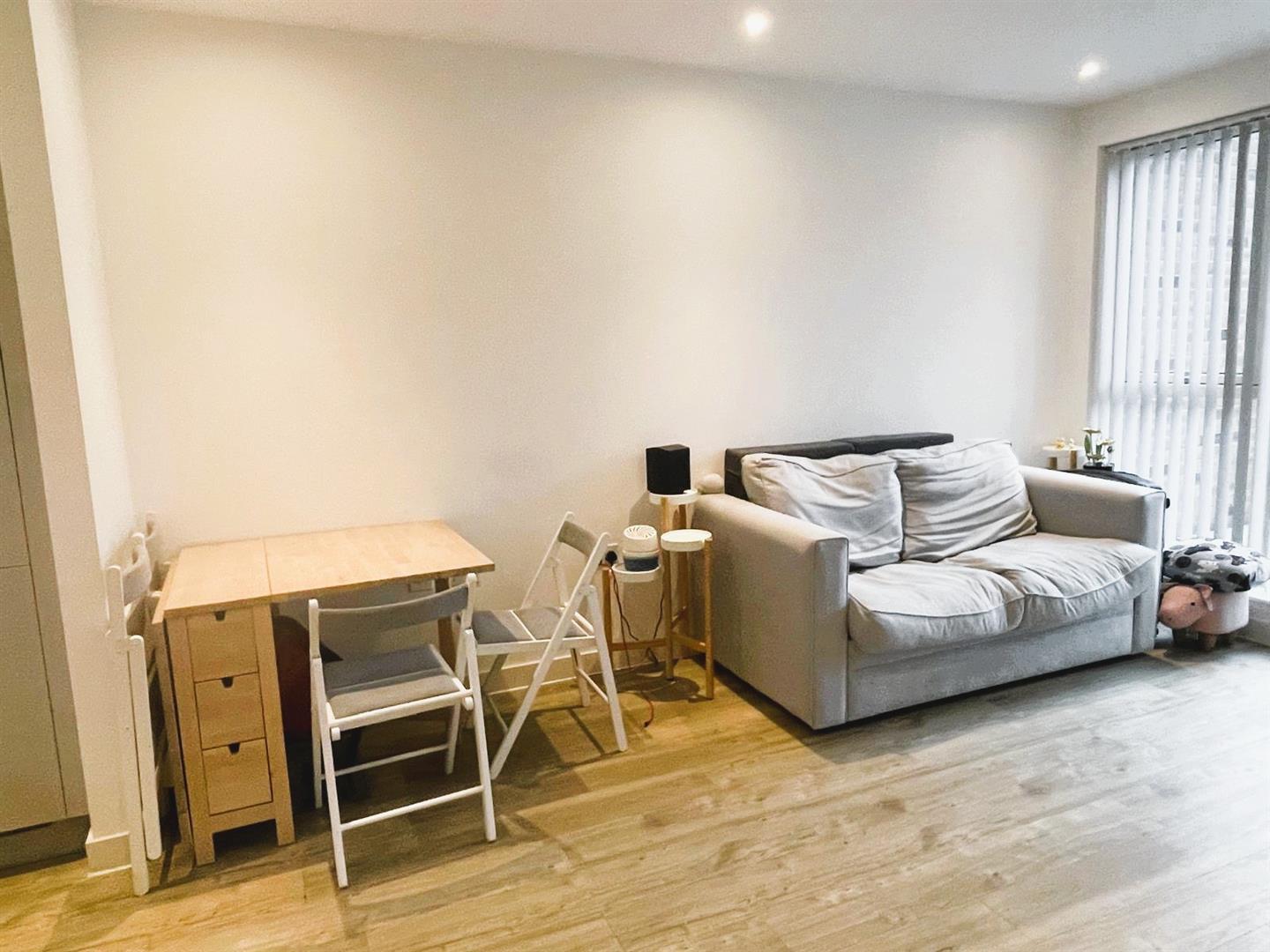 Flat Smithy Lane in Greater London