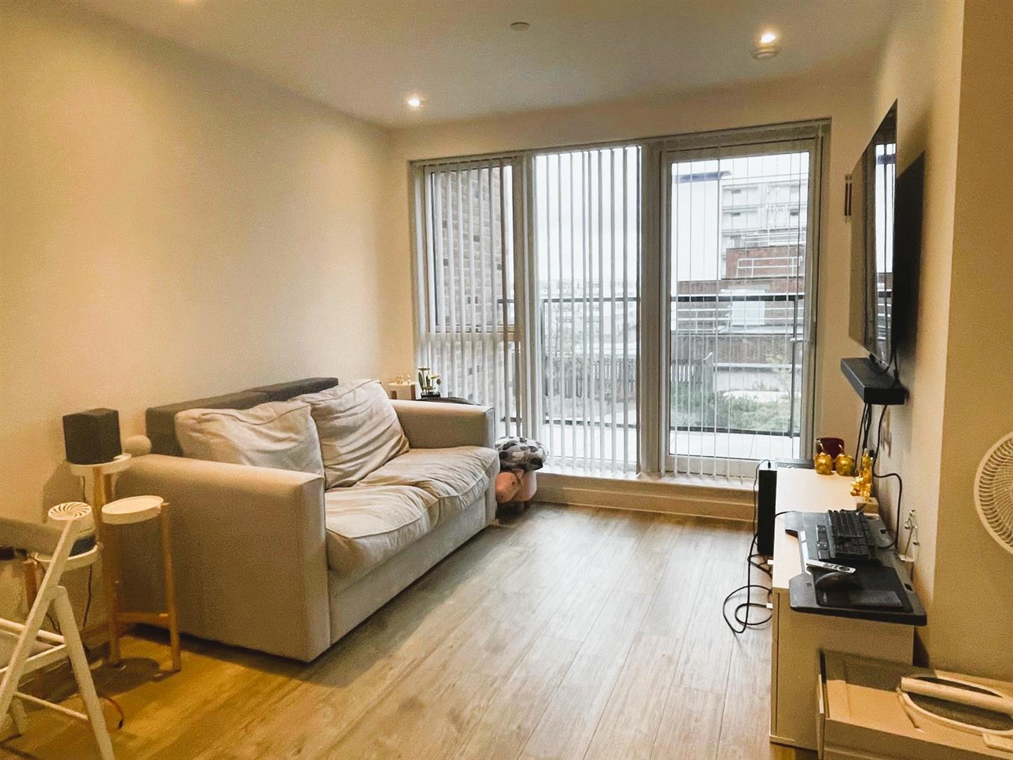 Flat Smithy Lane in Greater London
