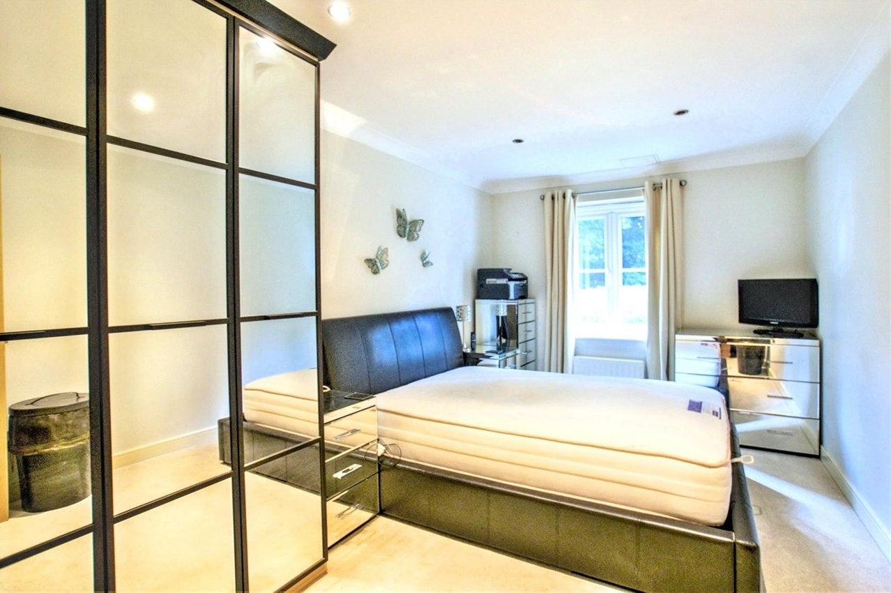 Flat London Road in Guildford