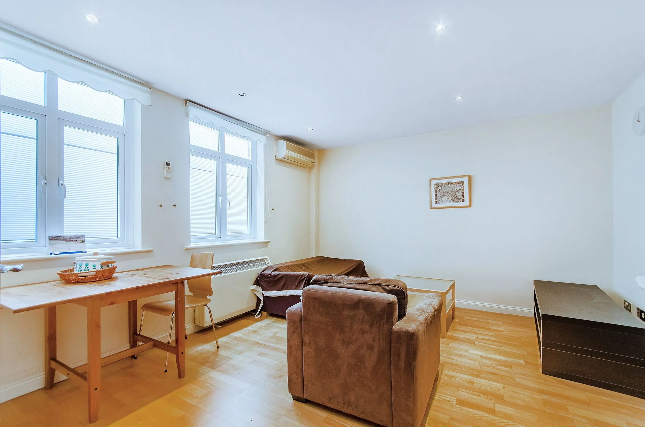 Flat Hindes Road in Greater London