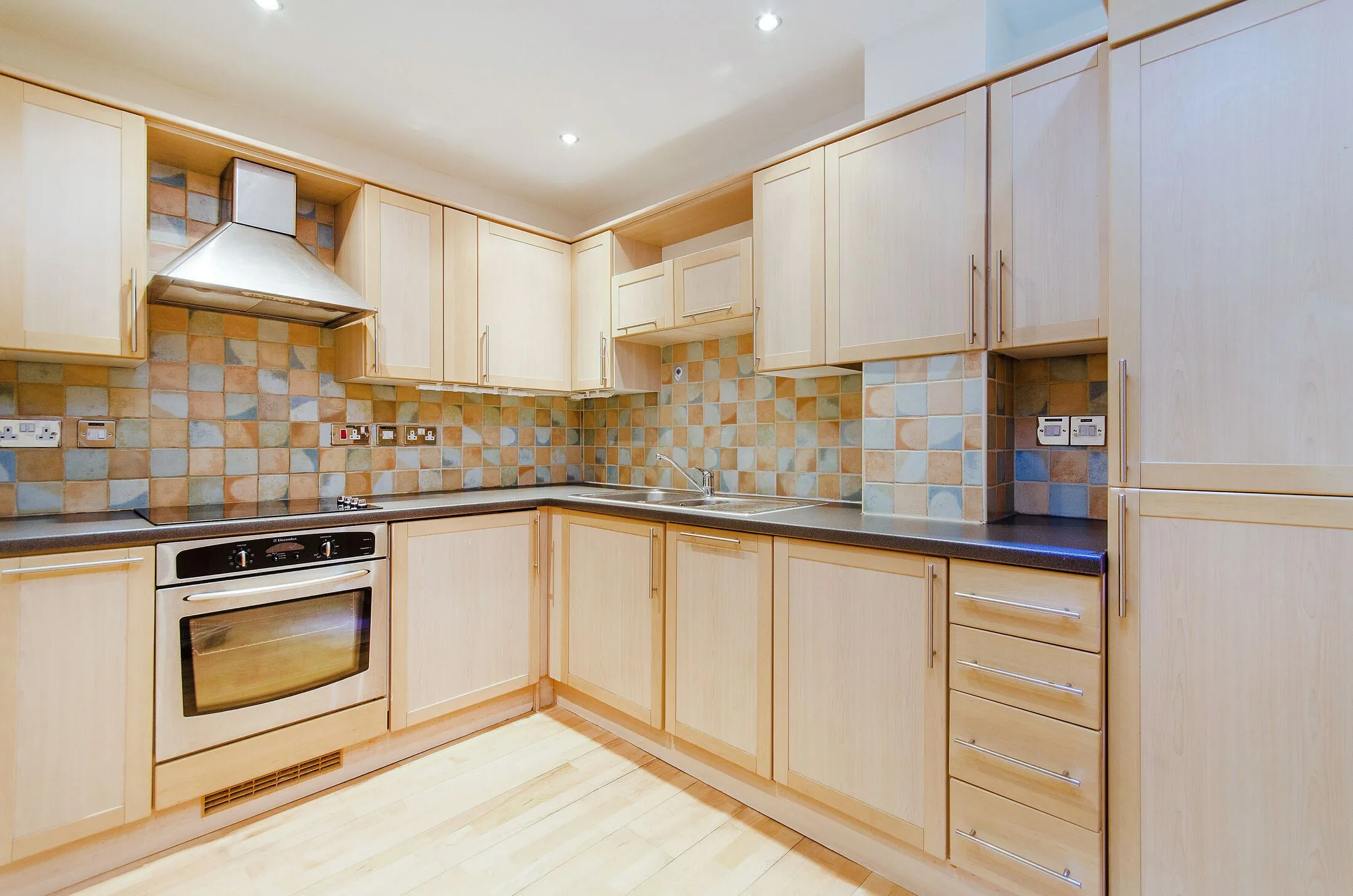 Flat Hindes Road in Greater London