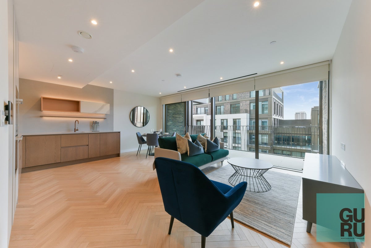 Flat Michael Road in Greater London
