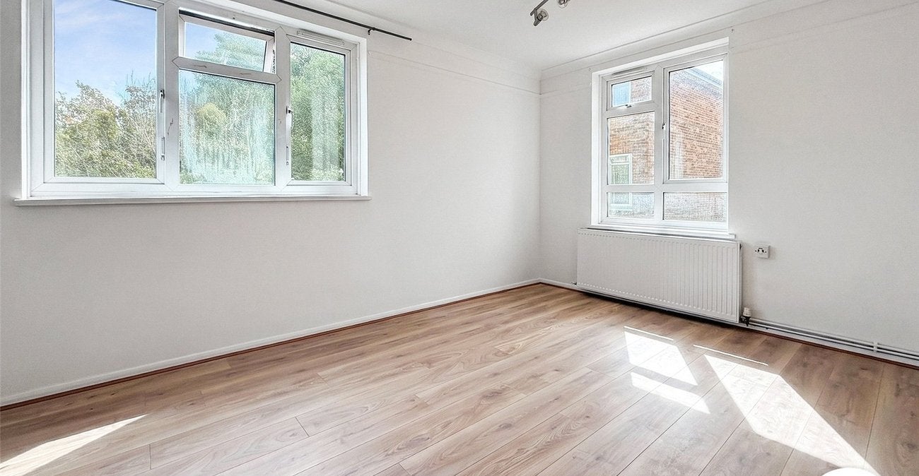 Flat Hurst Place in Greater London
