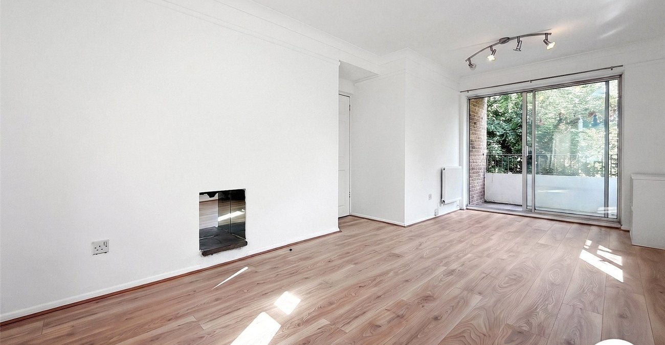 Flat Hurst Place in Greater London