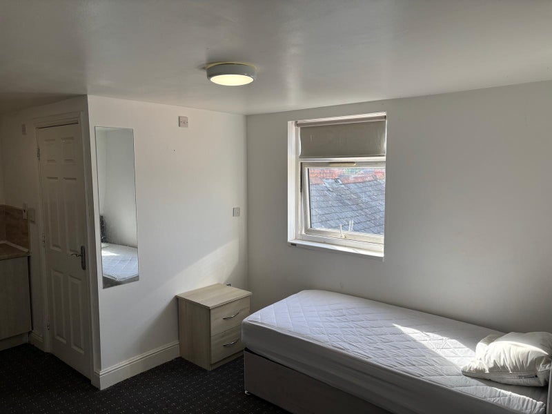 Flat Humberstone Drive in Leicester