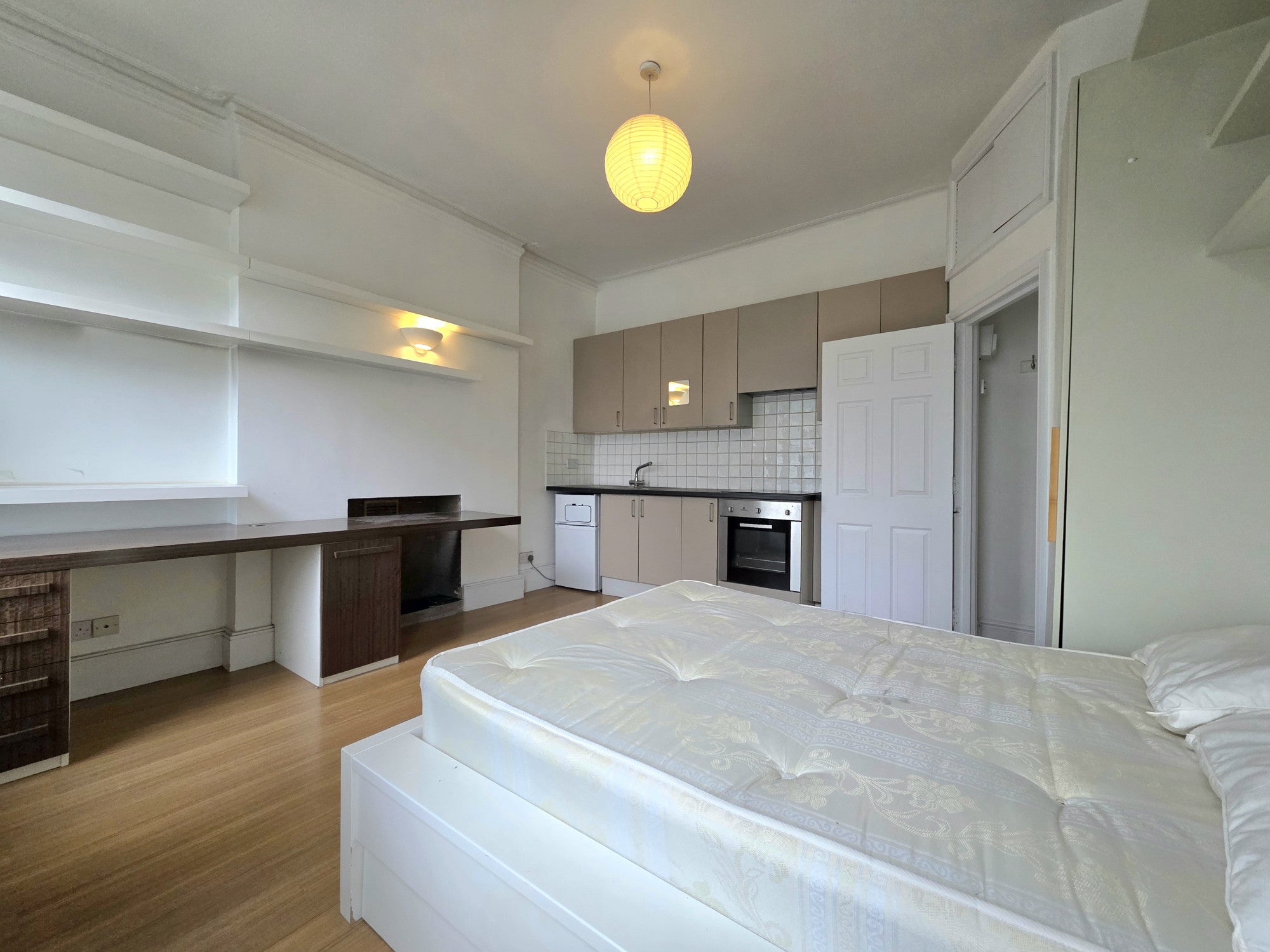 Room Camberwell Road in Greater London