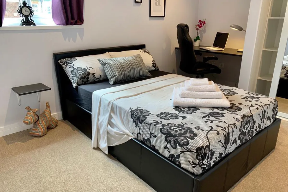 Room Eastcott Road in Swindon