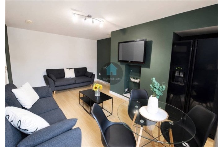 Flat Dinsdale Road in Newcastle upon Tyne