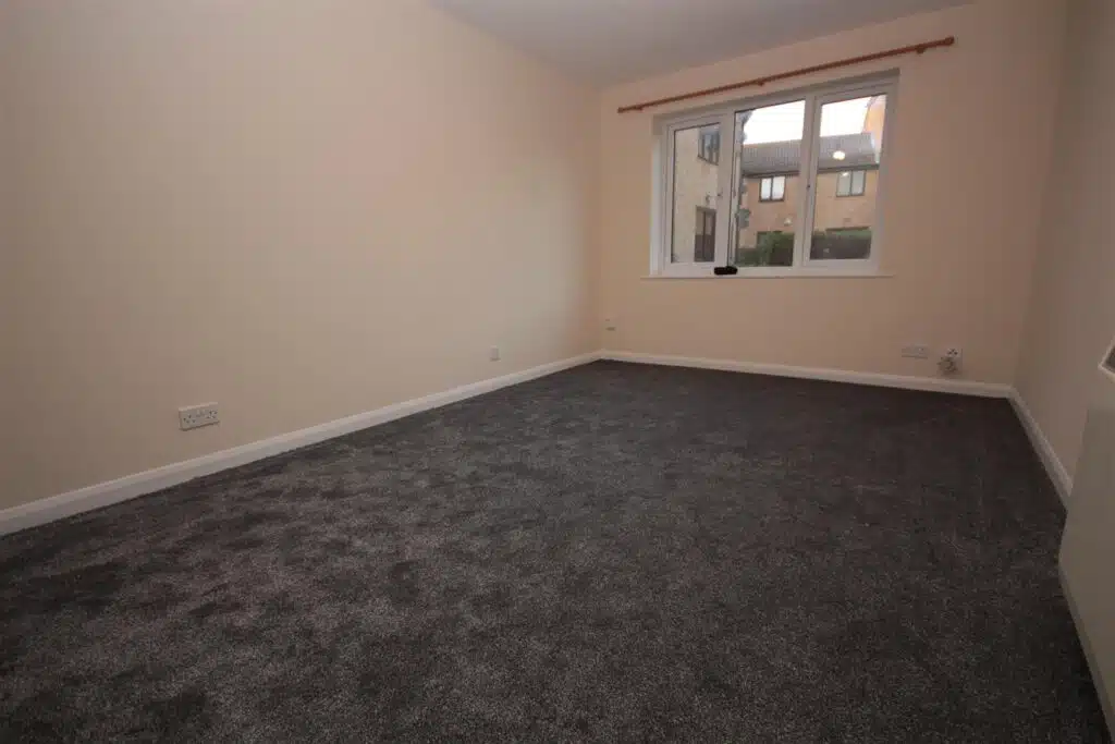 Flat Low Close in Dartford