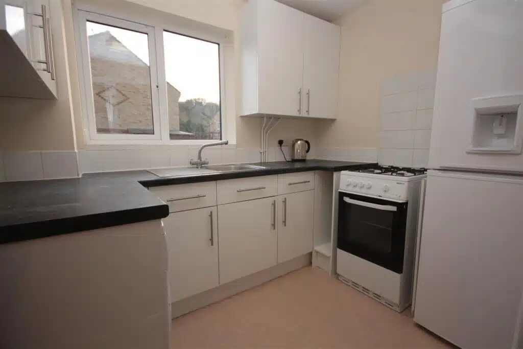 Flat Low Close in Dartford