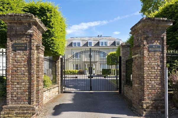 Flat Portsmouth Road in Elmbridge