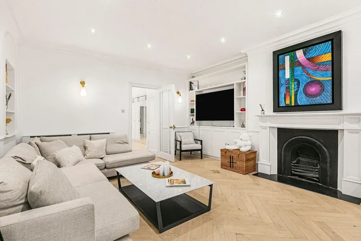 Flat Egerton Gardens in Greater London