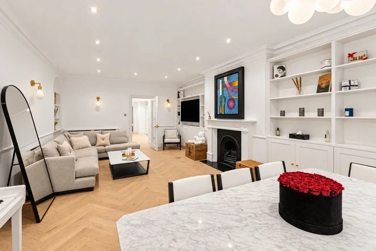 Flat Egerton Gardens in Greater London
