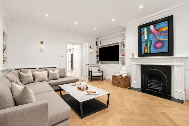 Flat Egerton Gardens in Greater London