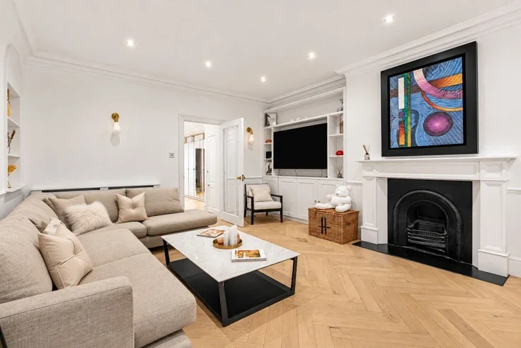 Flat Egerton Gardens in Greater London