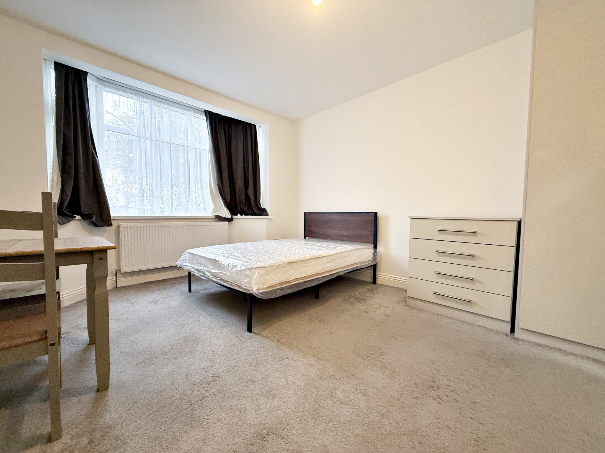 Room Orchard Avenue in London