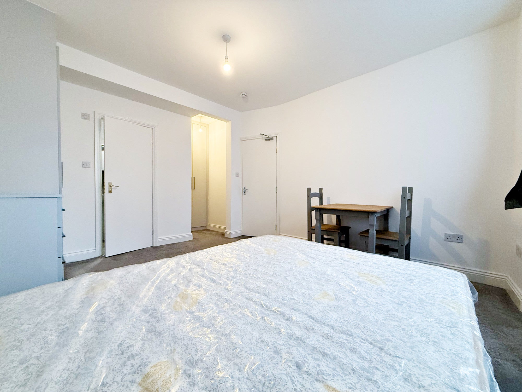 Room Orchard Avenue in London