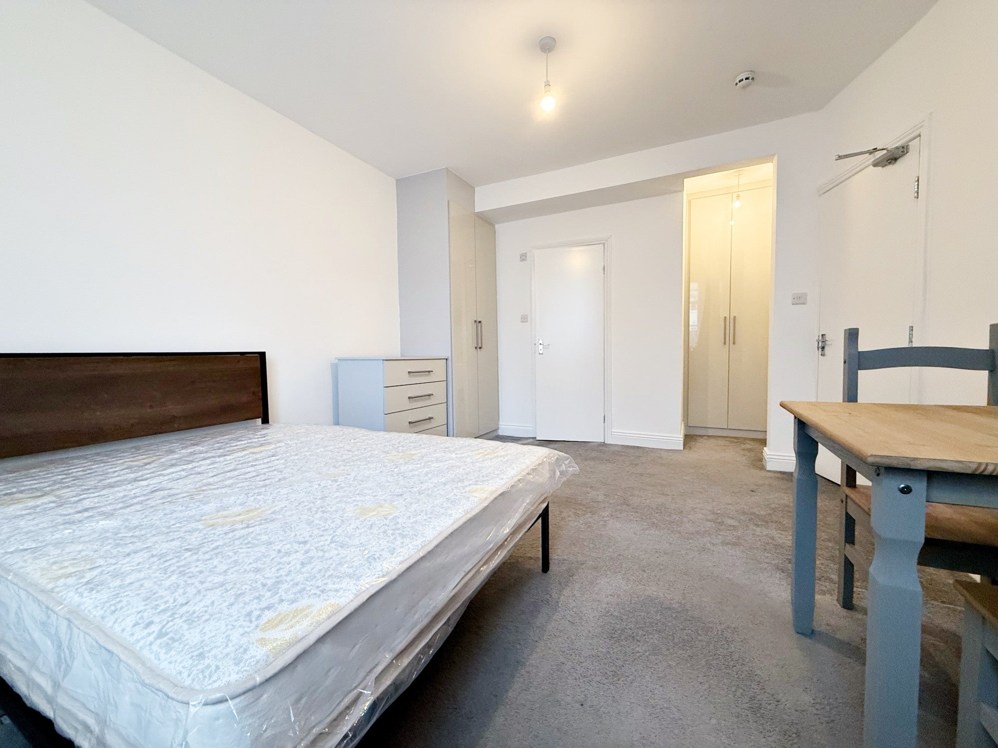 Room Orchard Avenue in London