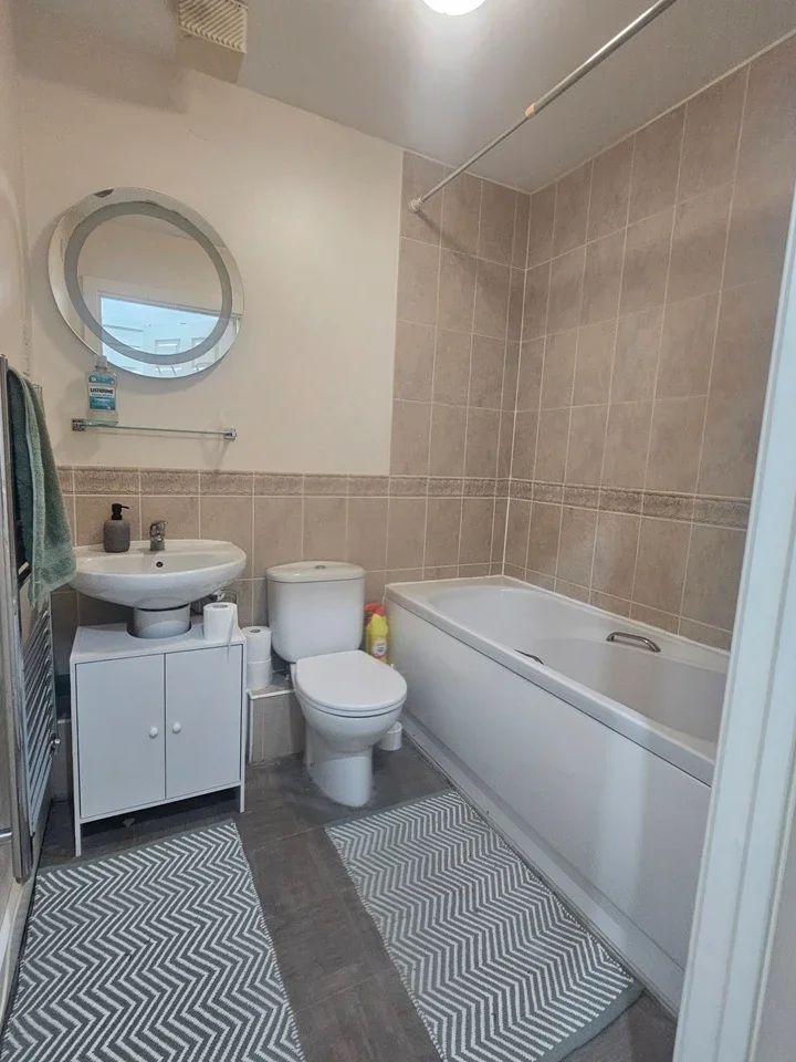 Flat Enstone Road in Greater London