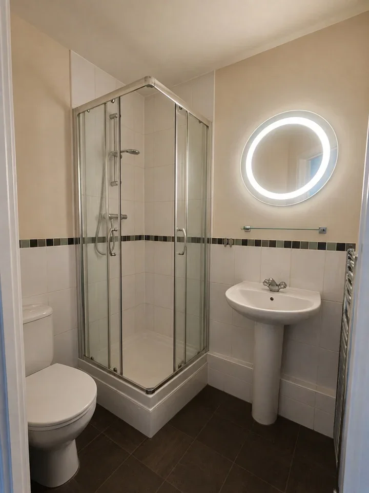 Flat Enstone Road in Greater London