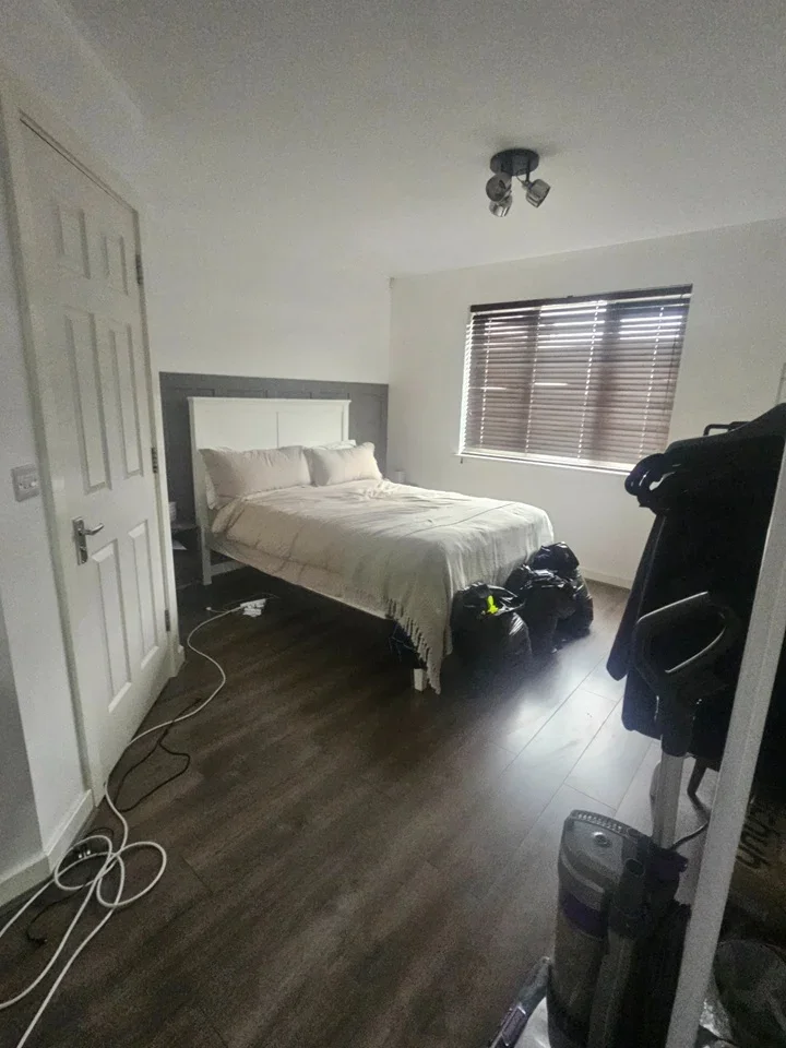 Flat Enstone Road in Greater London