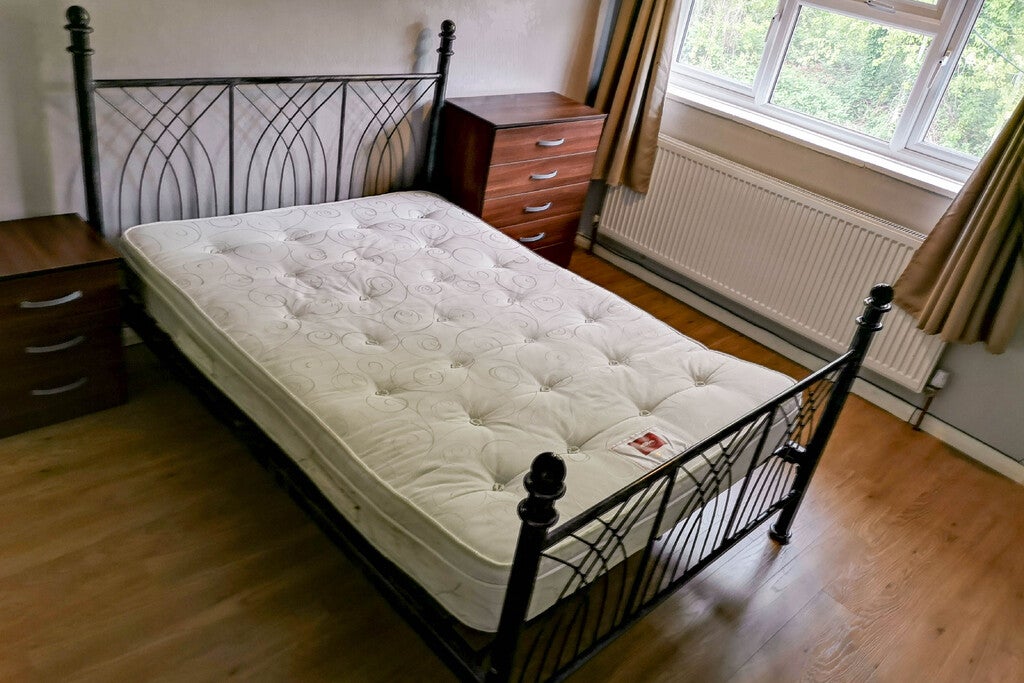 Room Blackmore Crescent in Woking
