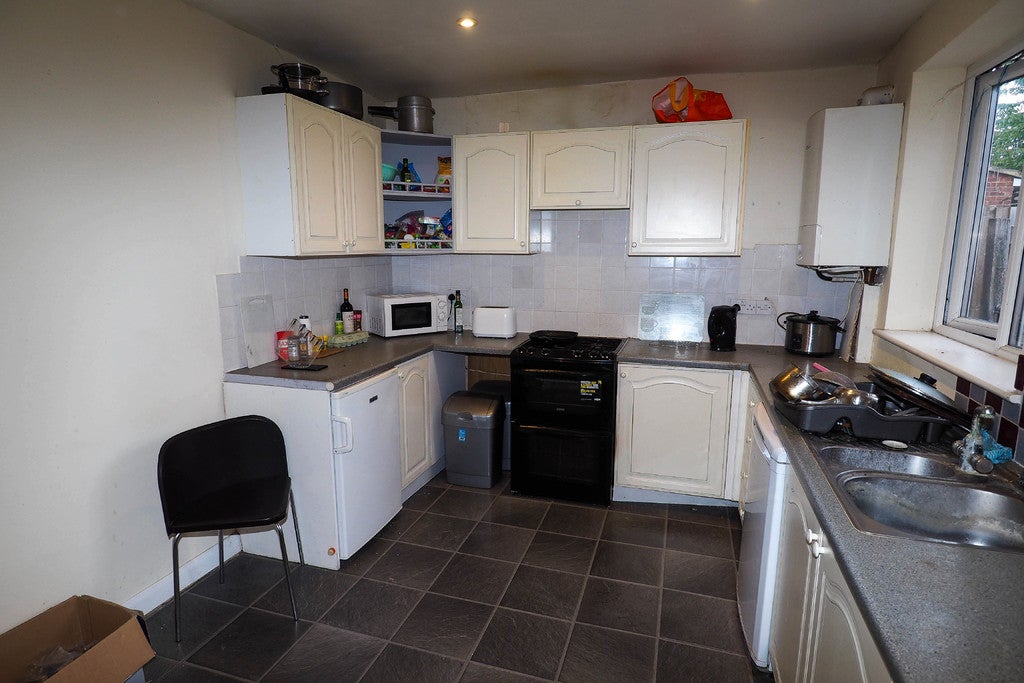 Room Blackmore Crescent in Woking