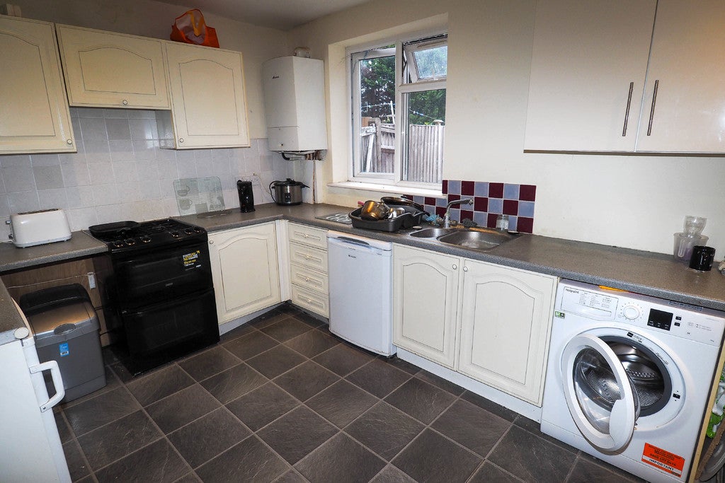 Room Blackmore Crescent in Woking