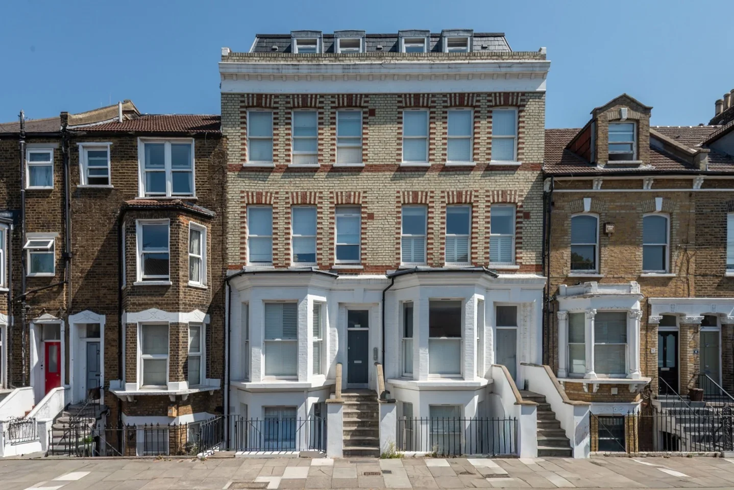Flat Chivalry Road in Greater London