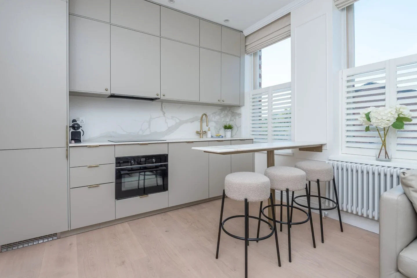 Flat Chivalry Road in Greater London