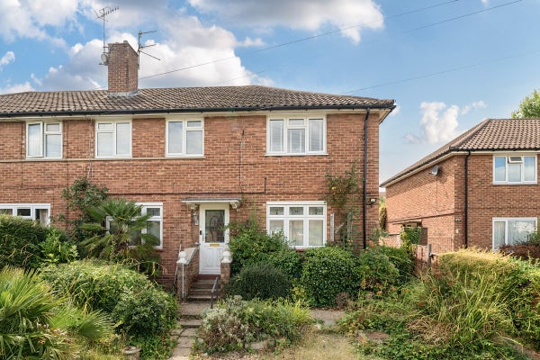 Flat Ashfield Avenue in Hertsmere