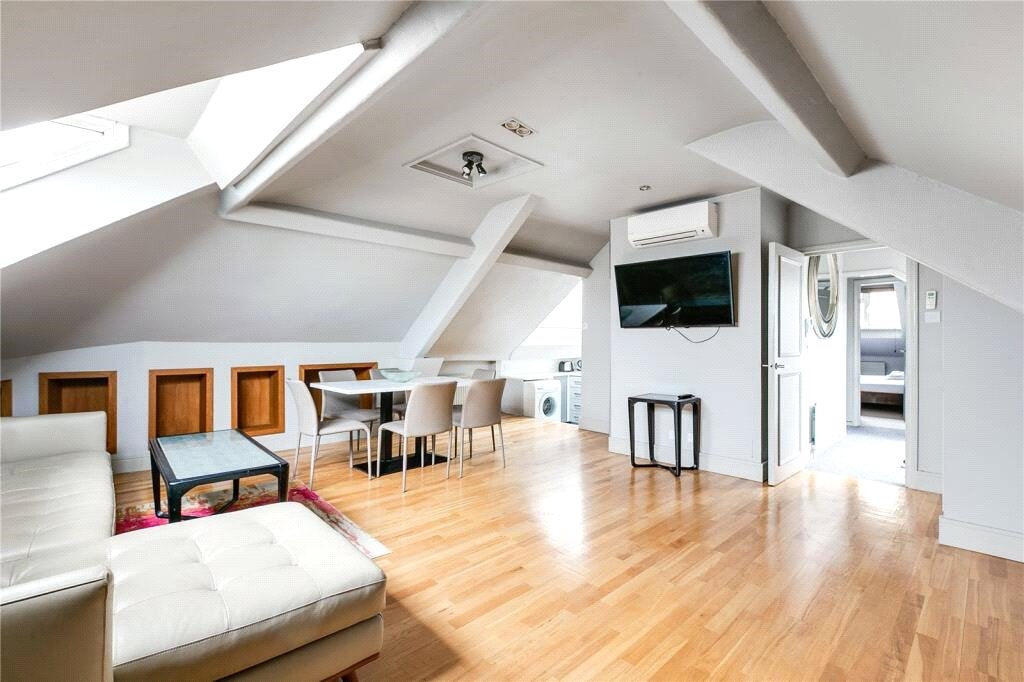 Flat Longridge Road in Greater London