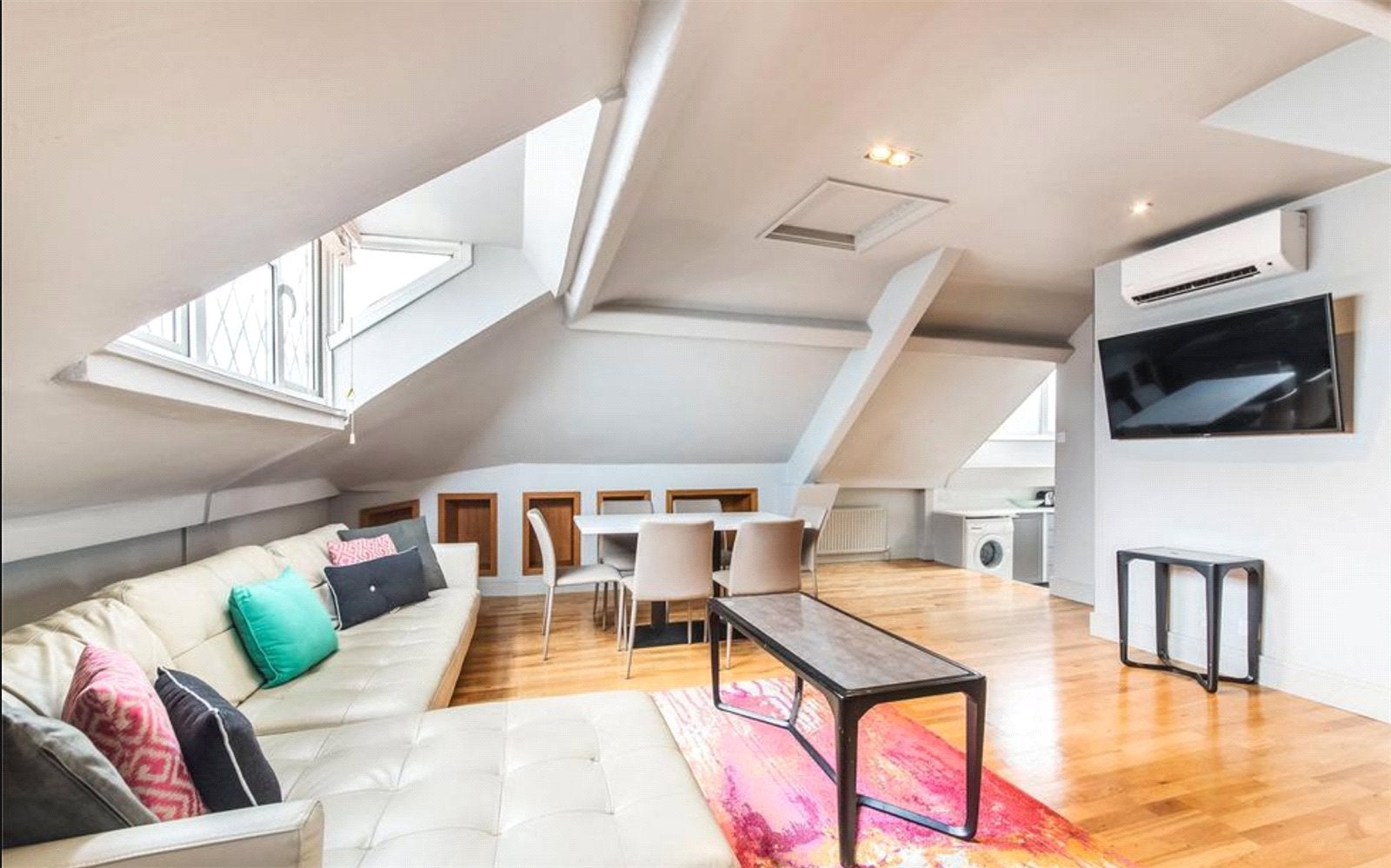 Flat Longridge Road in Greater London