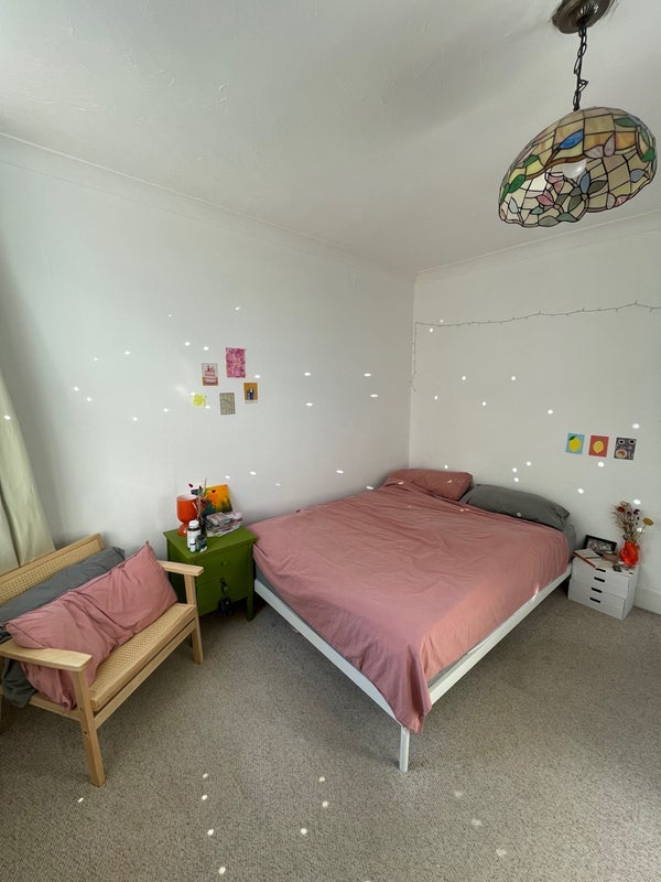 Room Clinton Road in Greater London