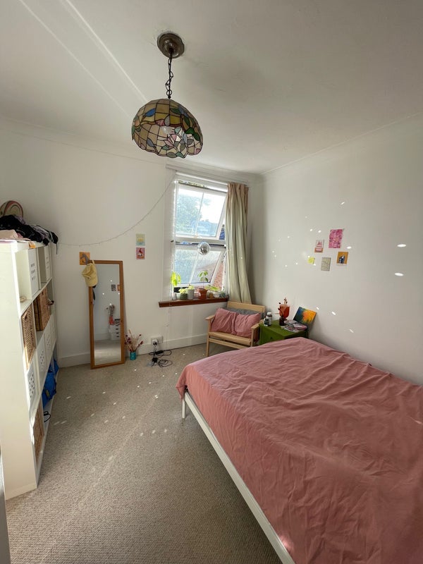 Room Clinton Road in Greater London