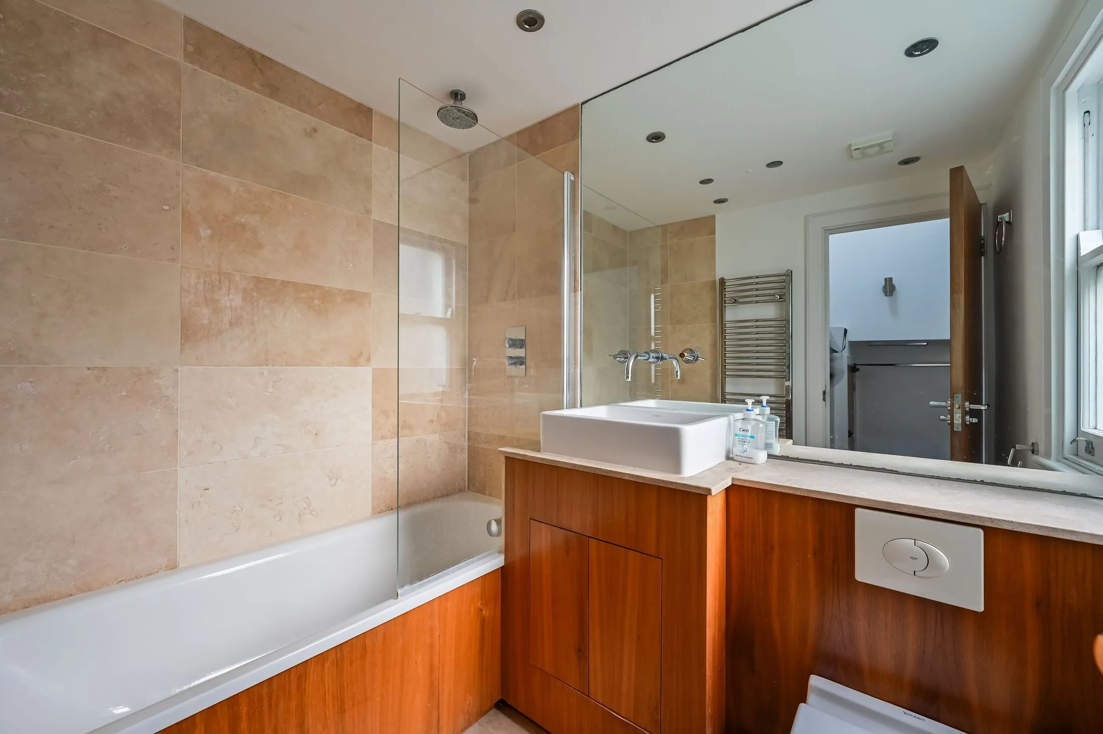 Flat Finsbury Park Road in Greater London