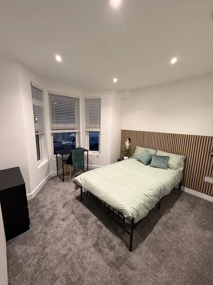 Room Jersey Road in Strood