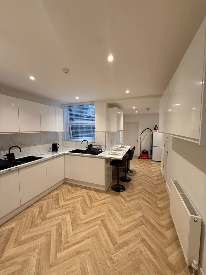 Room Jersey Road in Strood