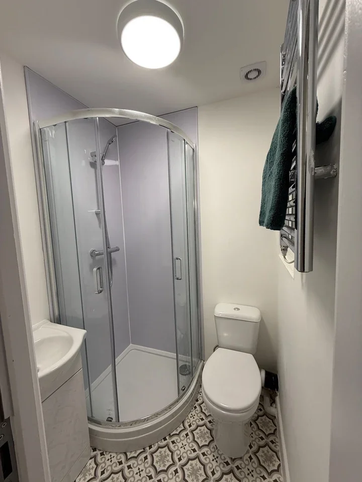 Room Jersey Road in Strood
