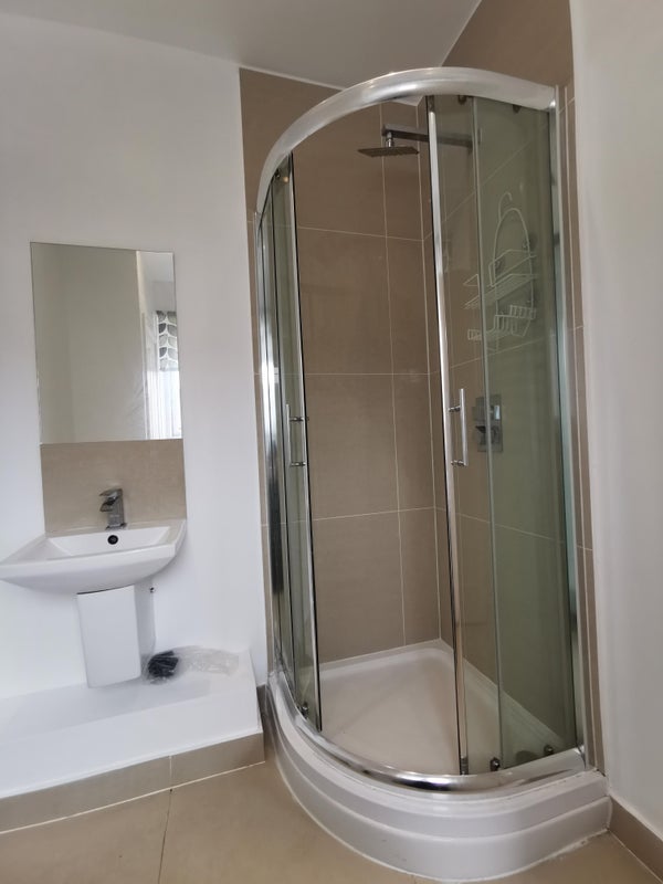 Room Abercairn Road in Greater London