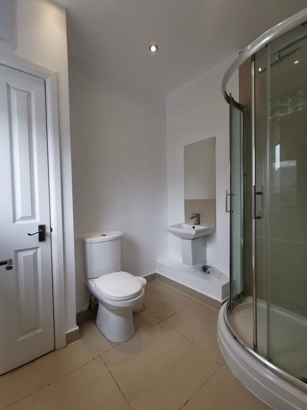 Room Abercairn Road in Greater London