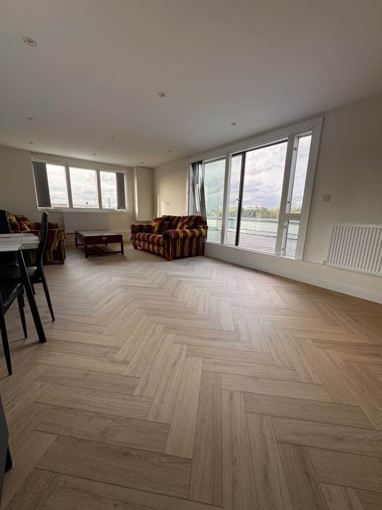 Flat Norbury Avenue in Greater London