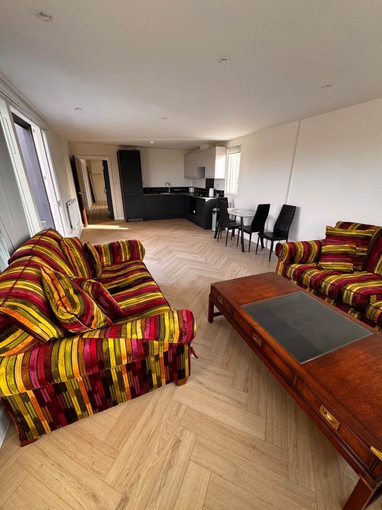 Flat Norbury Avenue in Greater London